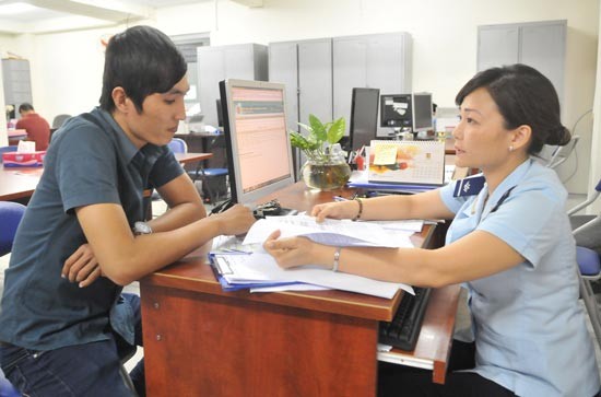 The female official guides the businessman to do customs procedures in HCMC (Photo: SGGP) The female official guides the businessman to do customs procedures in HCMC (Photo: SGGP)